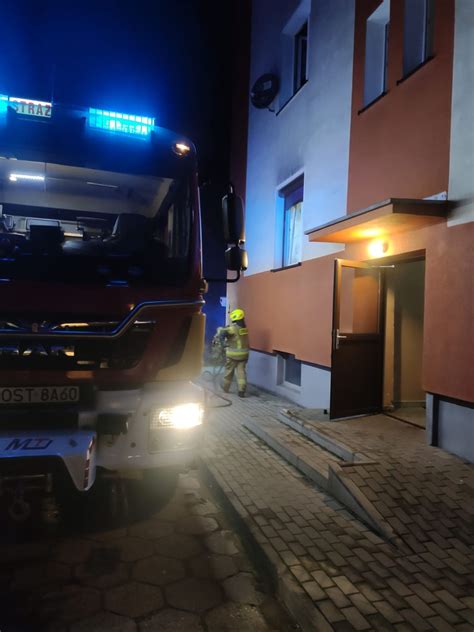 Pożar śmieci w piwnicy bloku w Zawadzkiem Jedna osoba zabrana do szpitala