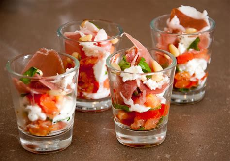 Aperitiefglaasje Met Tomaat Buffelmozzarella En Italiaanse Ham Print