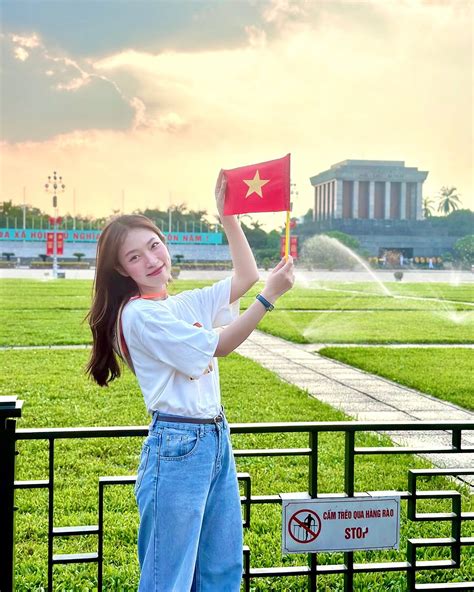 Hot girl thứ tiếng MC Khánh Vy Bố mẹ luôn kéo chân tôi xuống mặt đất Báo Dân trí