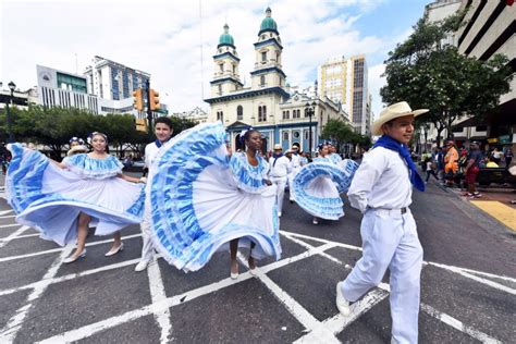 Julio se inició con saludo a Guayaquil por sus fiestas de fundación