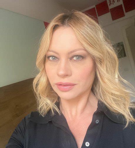Anna Falchi scollatura hot sotto la pioggia l ultima foto sui social è da brividi Gazzetta
