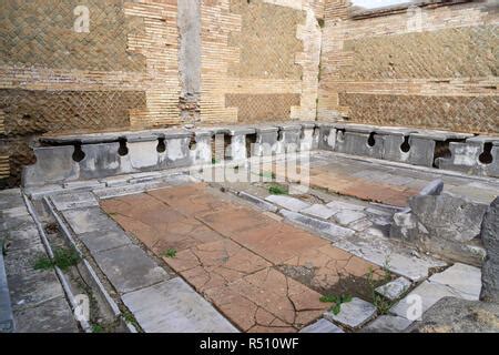 Antiguos baños públicos en Ostia Antica sitio arqueológico Roma