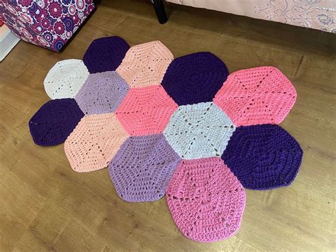 Tapete de Crochê Hexagonal em Tons de Rosa e Roxo Item de Decoração