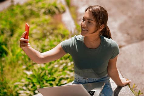 Linda Mujer Joven Haciendo Selfie Y Sonriendo Foto Premium