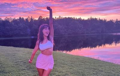 5 Hot Sexy Grace Coffey Bikini Pics