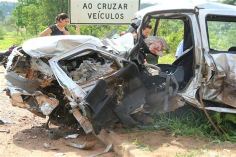 Colisão frontal entre caminhonetes deixa três feridos em rodovia