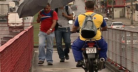 G Motociclistas S O Flagrados Em Passarela De Pedestres No Rio