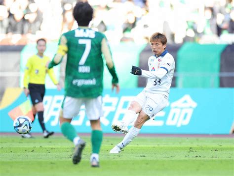 ＜東京v・清水＞前半、パスを出す清水・乾（撮影・白鳥 佳樹） ― スポニチ Sponichi Annex サッカー