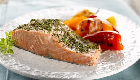 Salmone Selvaggio Dellalaska Grigliato Con Mix Di Erbe Mediterranee