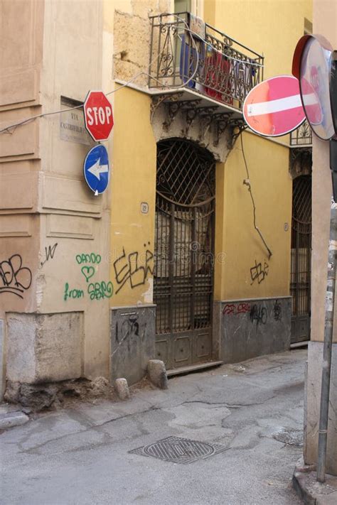 Balcone Con Segnaletica Stradale In Un Centro Storico Fotografia