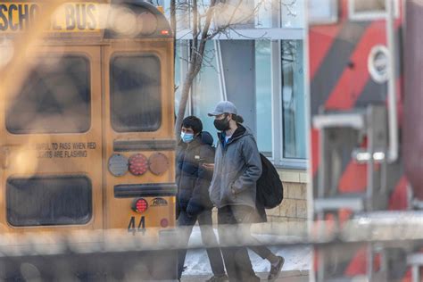 Mueren Un Estudiante Y Dos Policías En Dos Tiroteos En Un Colegio Y Una