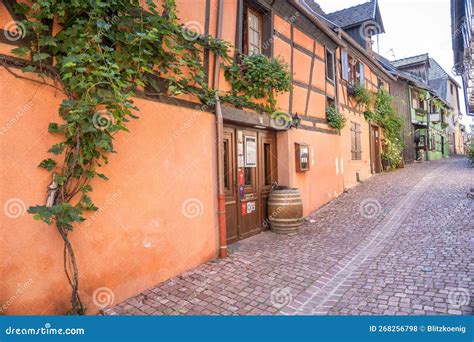 Casas Con Entramado De Madera En Riquewihr Alsace Francia Foto De