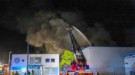 Lagerhallen Brand In Wagh Usel Feuer Richtet Schaden In Millionenh He An