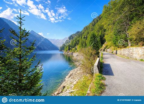 Lago Del Sambuco En El Valle De Maggia Ticino En Suiza Imagen De