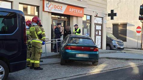 Mazdą znów w ten sam budynek Kolizja w Kamieniu Pomorskim ZDJĘCIA