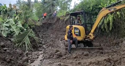 Bersihkan Material Longsor Di Desa Manggis Alat Berat Diterjunkan