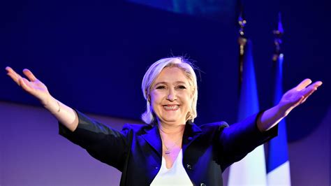 Marine Le Pen D Voile Son Logo De Campagne Et Devient La Ris E D