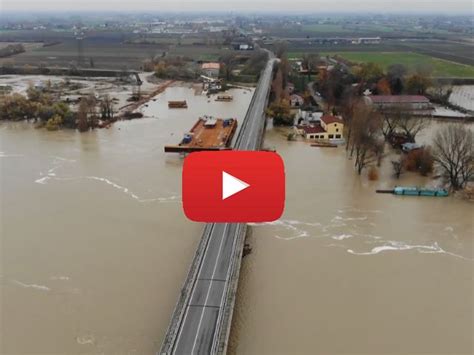 Meteo Cronaca Video L Onda Di Piena Del Po Vista Dall Alto In