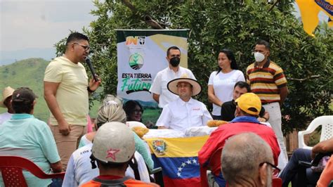 INTI y alcaldía Santos Michelena de Aragua entregan títulos de tierra a