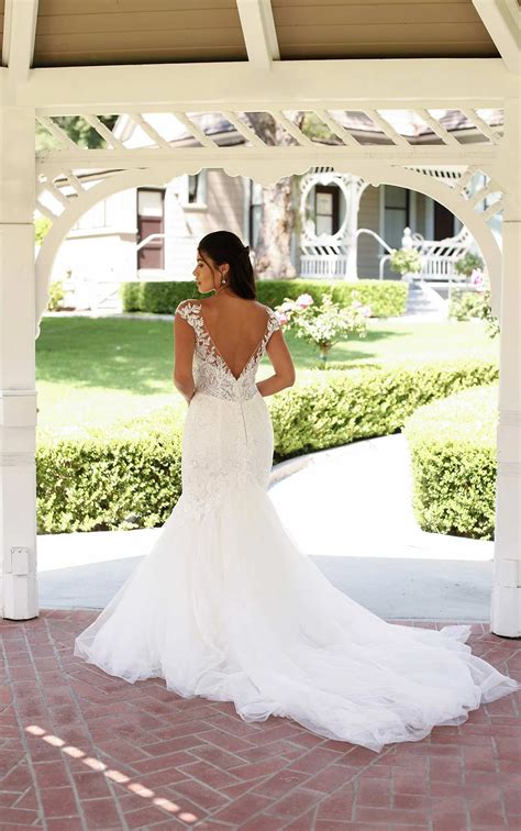 Glamourous Fit-and-Flare Wedding Dress with Sweetheart Neckline