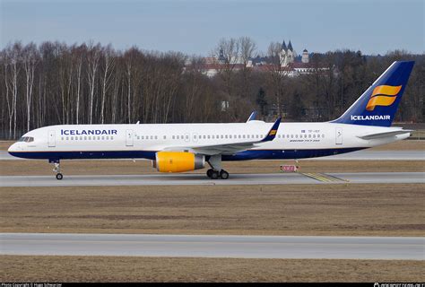 TF ISY Icelandair Boeing 757 223 WL Photo By Hugo Schwarzer ID