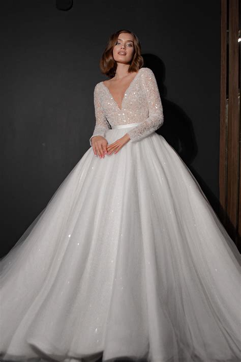 Drop waist wedding dress with sleeves | Beachweddingtips.com