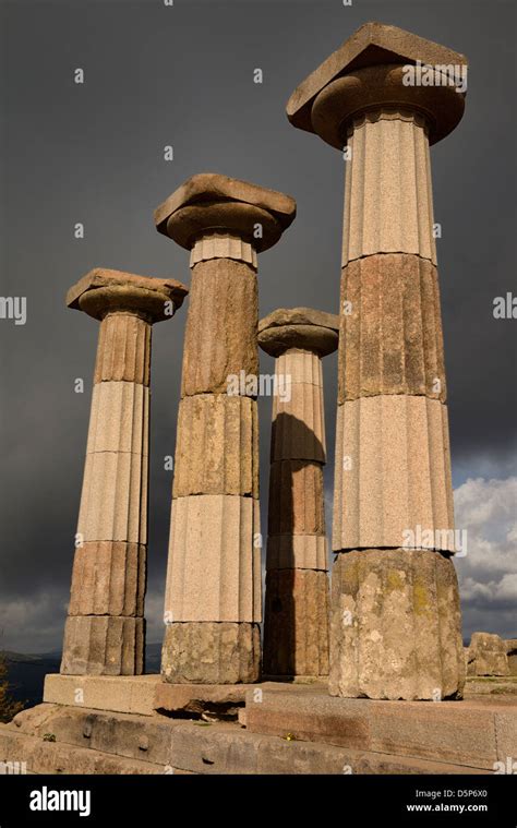 Cuatro columnas dóricas en la acrópolis ruinas del Templo de Atenea en