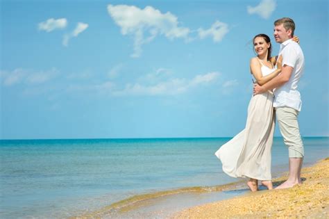 Um Jovem Casal Apaixonado Na Praia Foto Premium