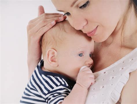 La Madre Preoccupantesi Ride Con Il Suo Neonato Felice Sveglio