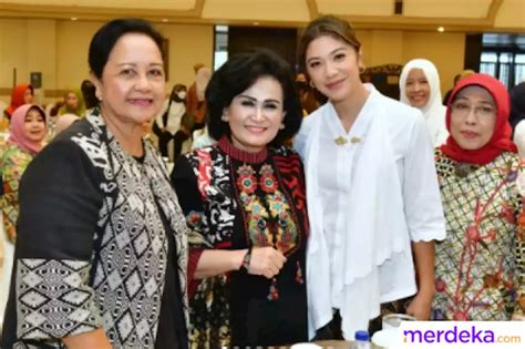 Foto Istri Eks Panglima TNI Foto Bareng Dharma Wanita Penampilannya