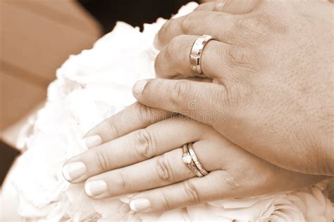 Manos De Novia Y De Los Novios Del Día De Boda Con Los Anillos Foto de