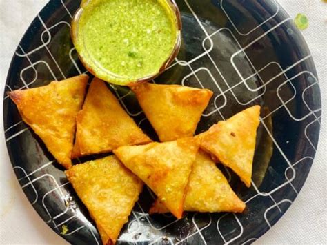 Aloo Samosa Recipe (With Tips To Make It Crispy) – nabeelafoodhub.com