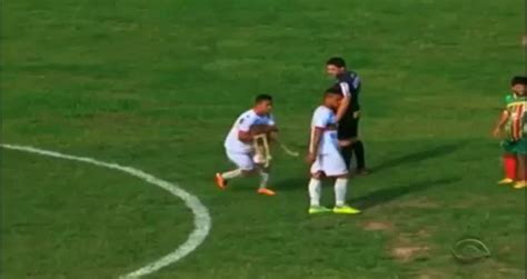 Futbolista Saca De La Cancha Perro Que Lo Muerde Videos Metatube