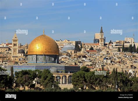 Vista Panorámica Del Monte Del Templo Y La Cúpula De La Roca Con La Ciudad De Jerusalén En El