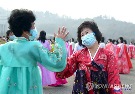 북한 3·8국제부녀절 맞아 여맹원들 무도회 연합뉴스