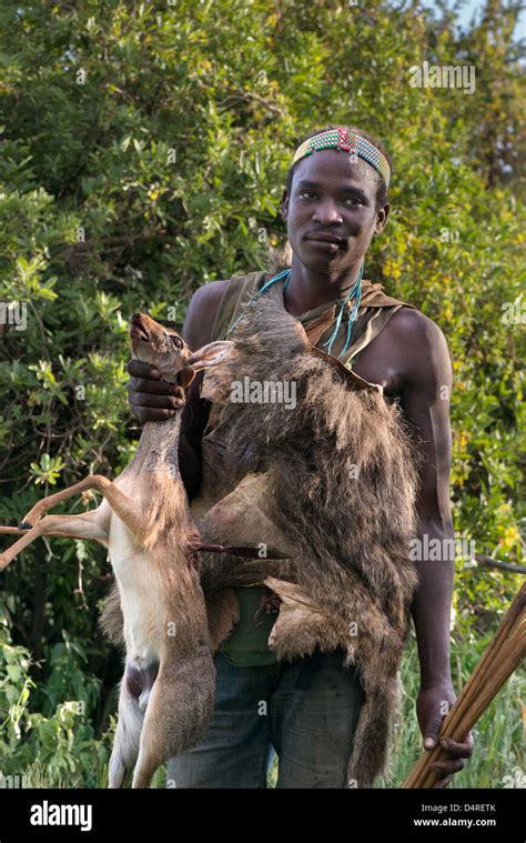 Cazador de hadzabe con arco y flechas fotografías e imágenes de alta