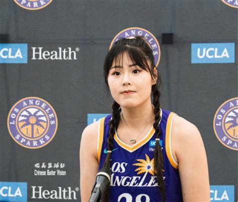 Wnba季前赛：李月汝首秀76秀三分远投 火花逆转险胜风暴