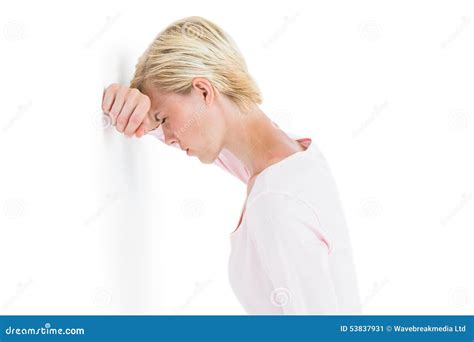 Femme Blonde Nerveuse Se Penchant Contre Le Mur Image stock Image du nerveux inquiétude 53837931