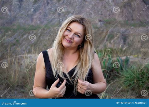 Mooie Mollige Vrouw In Een Zwarte Kleding Blonde Met Een Mooie Glimlach In Openlucht Op Een
