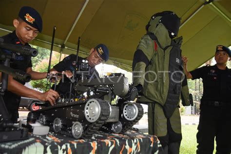 PENGENALAN ALUTSISTA BRIMOB ANTARA Foto