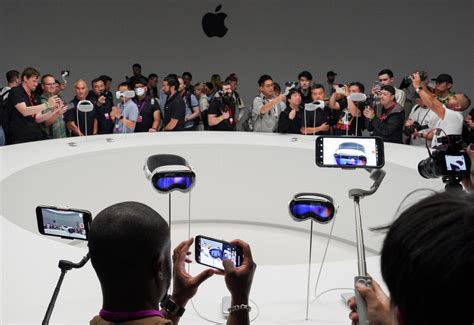 Wading into world of virtual reality, Apple unveils $3,500 headset