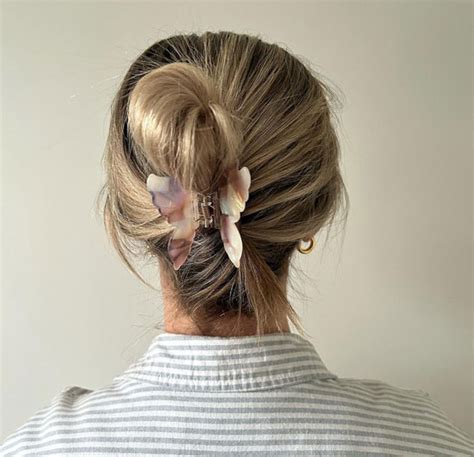 25 Trendy Butterfly Clip Hairstyles To Embrace The 90s Era