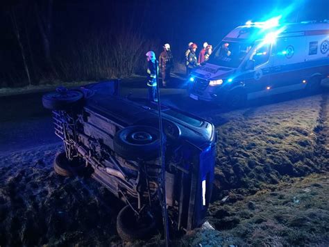 Wypadek Na Drodze Powiatowej W Kornatce Dwie Osoby Przewiezione Do