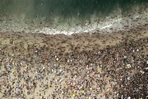 Tahun Baru 2024 Kunjungan Wisatawan Membludak Di Pantai Batakan Baru