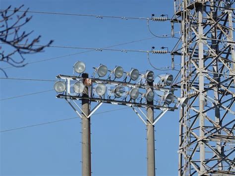 空にそびえる送電鉄塔・拡大写真 No 26060677｜写真素材なら「写真ac」無料（フリー）ダウンロードok