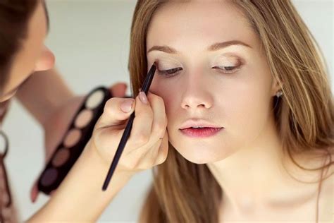 Kesalahan Makeup Ini Bikin Kamu Terlihat Lebih Tua