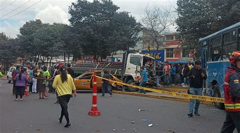 Bus Y Taxi Afectados Por Siniestro De Tránsito Múltiple En Quito El