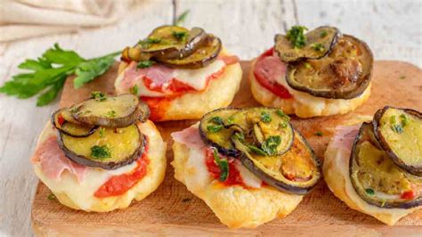 Mini Pizzas Aux Aubergines La Mozzarella Et Au Jambon Un Ap Ritif