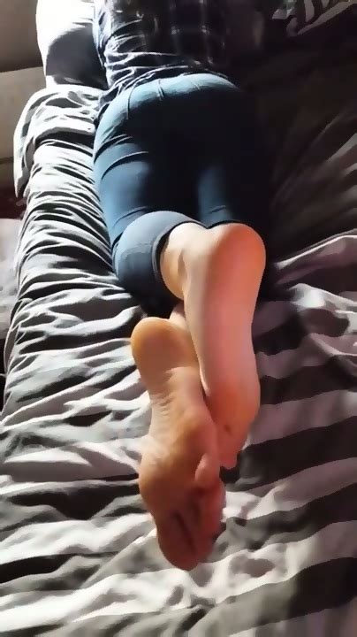 Girlfriend Flaunts Her Tight Booty In Blue Jeans And Naked Amateur Feet Kinky4Ever