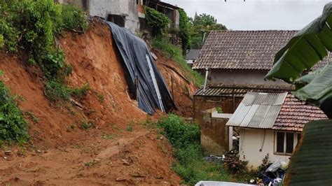 Deslizamento de terra causa interdição de casa em Joinville